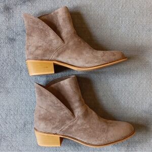 Boho Western Light Gray Tan Faux Suede Slip On Ankle Boots, Size 9 Bohemian